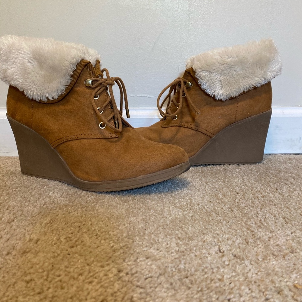 Cute brown boots with fuzz